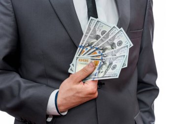 Erkek eller beyaz banknotlarda izole edilmiş dolarları sayıyor