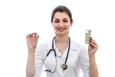 Doktorun elinde haplar ve su toplaması beyaza izole edilmiş.