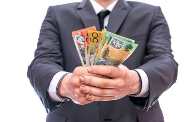 Takım elbiseli adam Avustralya Doları banknotları teklif ediyor