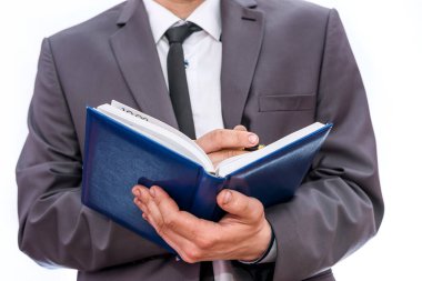 Günlüğe yazan adam beyaza izole edilmiş bir şekilde kapat