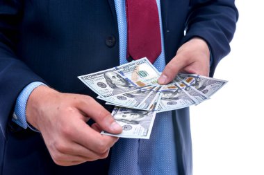 Amerikan dolarlarını elinde tutan iş adamı beyazlar içinde izole edilmiş.