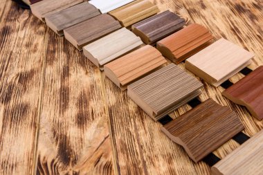 Koyu arkaplanda ahşap örnekleyici yakın plan