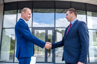 Erkek elleri dışarıda titriyor. Kapıları kapatın. .