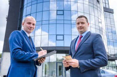 Takım elbiseli işadamı avro banknotlarıyla anlaşma yaptı