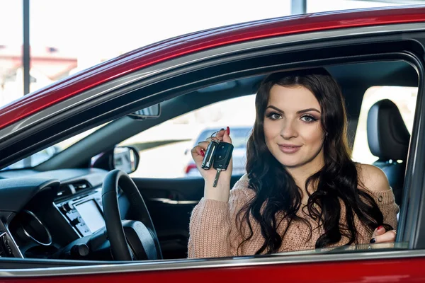 Mujer Sentada Coche Nuevo Sala Exposición — Foto de Stock