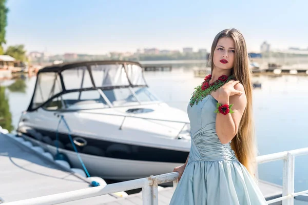 年轻漂亮的女人穿着衣服 摆姿势和游艇在一起 — 图库照片