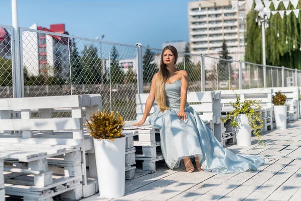 Mujer Joven Delgada Vestido Verano Posando Paisaje Ciudad —  Fotos de Stock