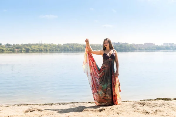 Vacker Ung Kvinna Mode Klänning Njuter Dagen Stranden — Stockfoto