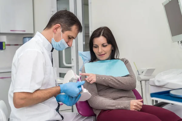 Pacjentka Rozmawia Dentystą Higienie Jamy Ustnej — Zdjęcie stockowe