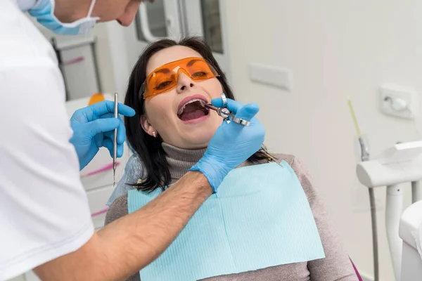 Dentista Haciendo Inyección Anestésico Paciente — Foto de Stock