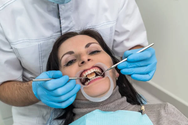 Médico Haciendo Procedimientos Tratamiento Odontología Cerca — Foto de Stock