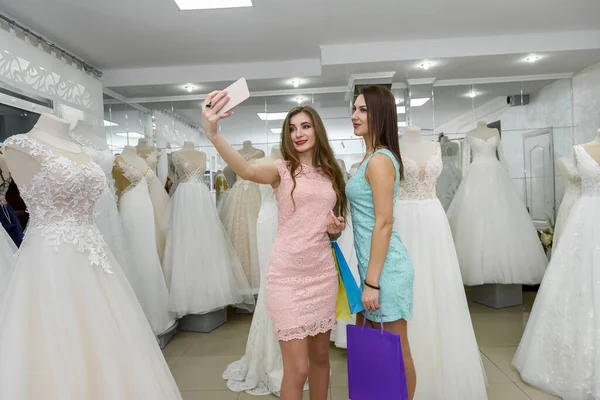 Две Женщины Выбирают Свадебное Платье Магазине — стоковое фото