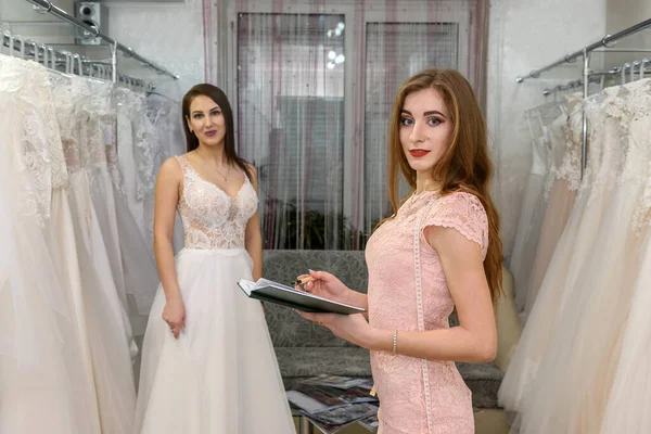 Молодая Красивая Невеста Позирует Свадебном Платье — стоковое фото