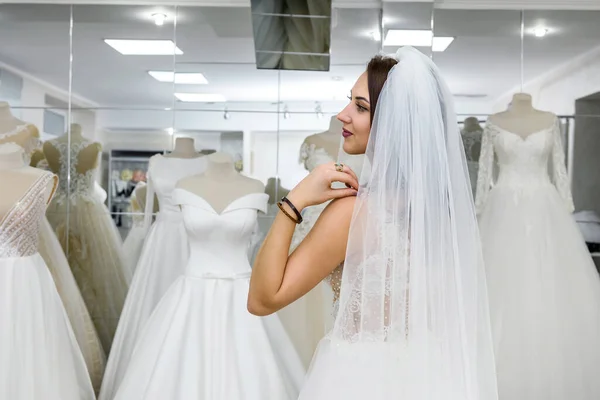 Attraente Giovane Donna Che Indossa Abito Sposa Nel Negozio Sposa — Foto Stock