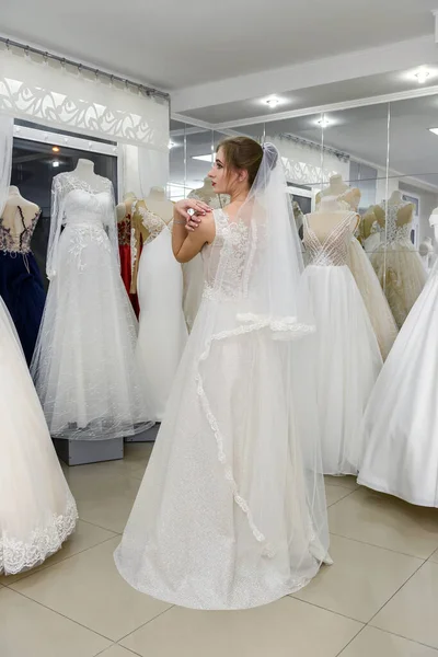 Молодая Маленькая Невеста Свадебном Платье Салоне — стоковое фото