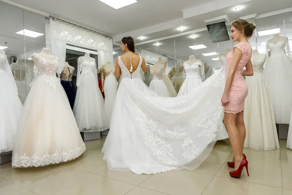 Assistante Magasin Aide Mariée Avec Robe Mariée Boutique — Photo