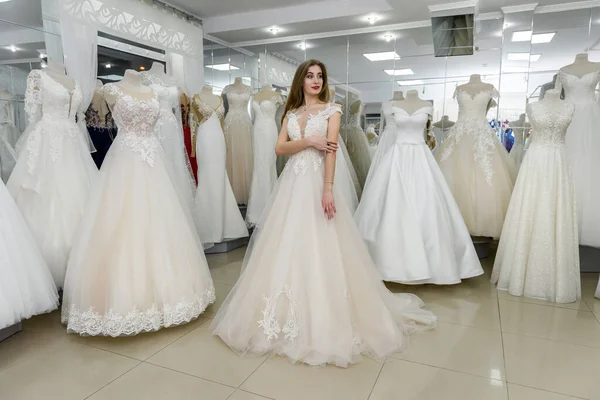 Красивая Невеста Свадебном Платье Салоне — стоковое фото