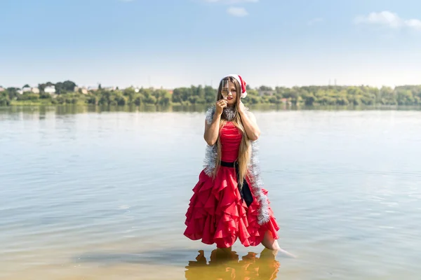 Όμορφη Γυναίκα Ένα Ποτήρι Σαμπάνια Στέκεται Στο Νερό — Φωτογραφία Αρχείου