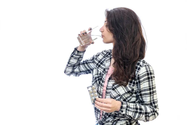 Женщина Пьет Чистую Воду Изолированную Белом — стоковое фото