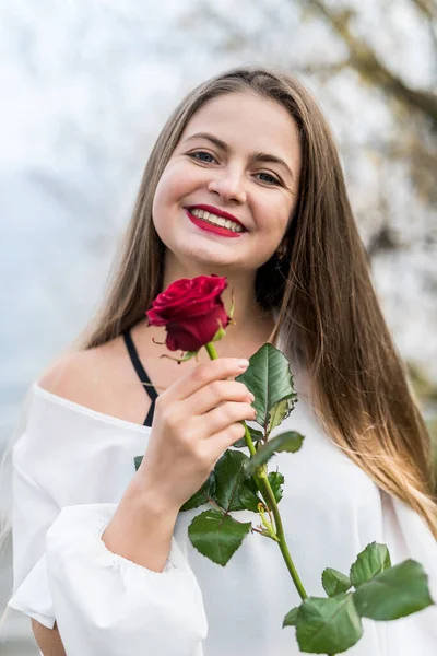 Vacker Ung Kvinna Med Röd Ros Poserar Utomhus — Stockfoto