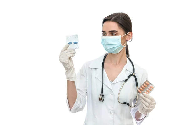 Arzt Maske Hält Tabletten Blister Isoliert Auf Weiß — Stockfoto