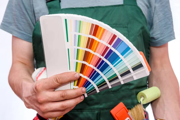 Handwerker Zeigt Farbenfrohe Armbanduhr Auf Weiß — Stockfoto