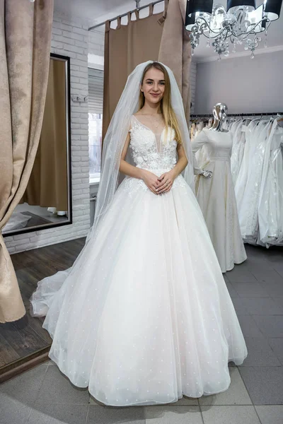 Hermosa Novia Salón Posando Vestido Novia —  Fotos de Stock