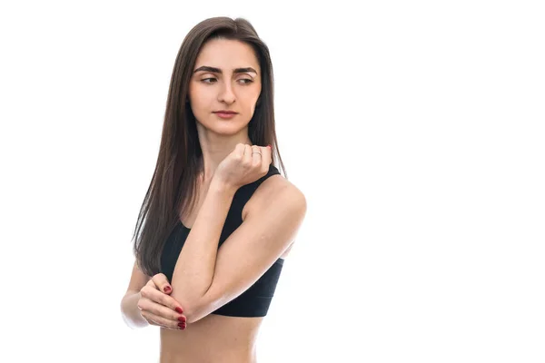 Kvinnan Håller Armbågen Isolerad Vitt — Stockfoto