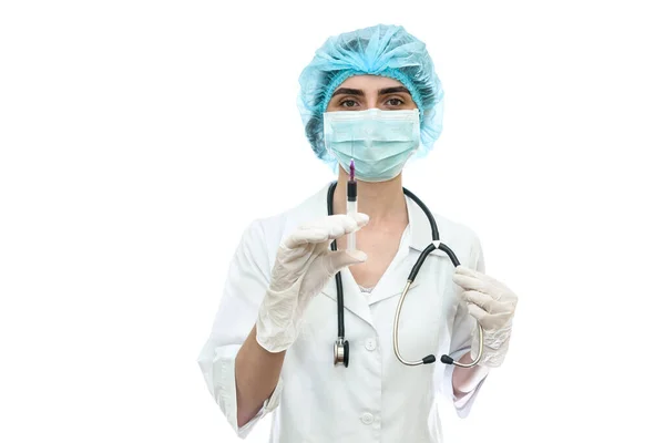 Arzt Maske Mit Spritze Isoliert Auf Weiß — Stockfoto