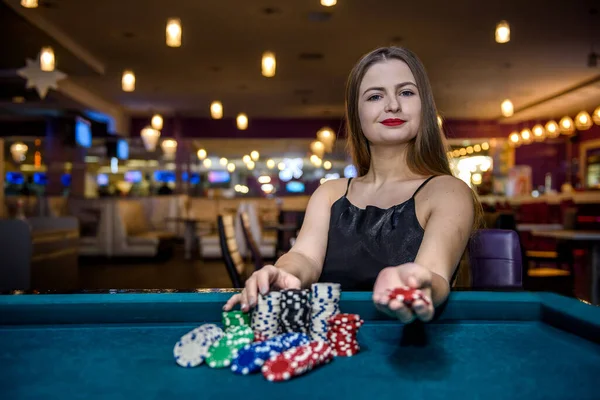 Kvinna Casino Tar Marker Från Högen — Stockfoto