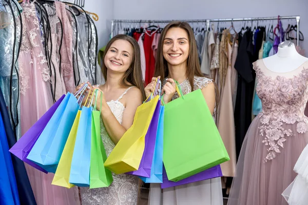 가게에서 쇼핑백을 여자들 — 스톡 사진