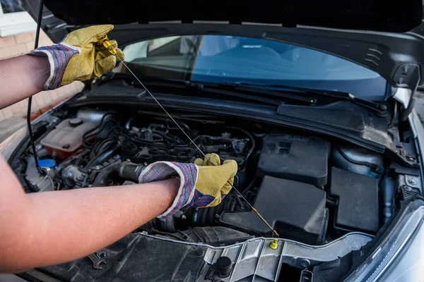 Manos Humanas Con Medidor Nivel Aceite Contra Motor Coche — Foto de Stock