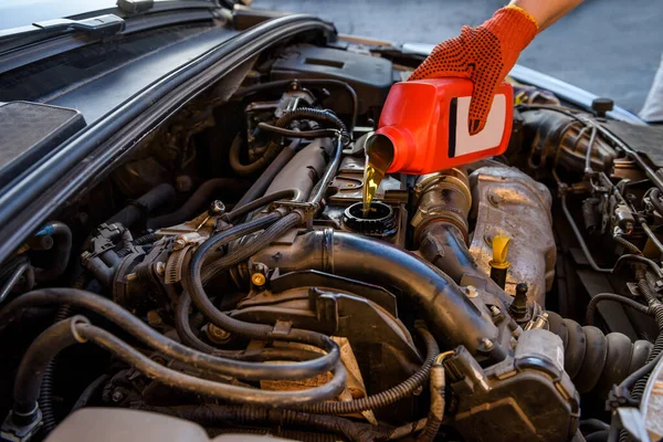 Manos Masculinas Con Botella Aceite Por Encima Del Motor Del — Foto de Stock