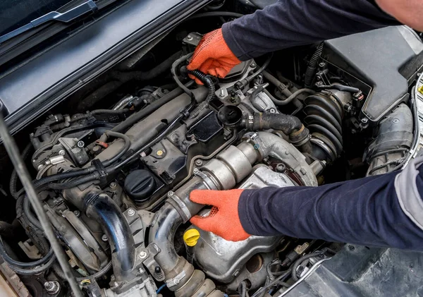 Mecánico Examinando Motor Del Coche Bajo Capó Cerca — Foto de Stock