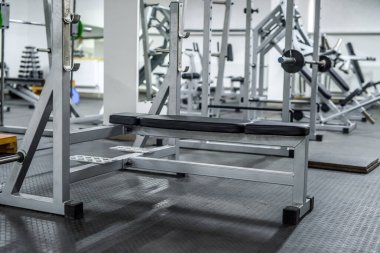 Farklı ekipmanlara sahip modern hafif spor salonu.