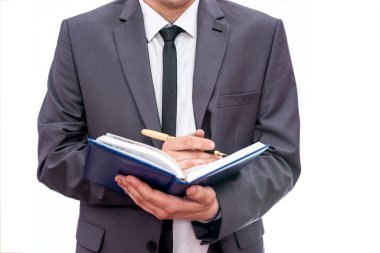 Günlüğe yazan adam beyaza izole edilmiş bir şekilde kapat