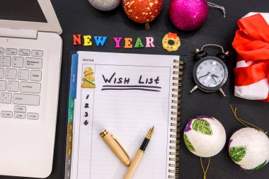 Masada dilek listesi olan not defteri, yeni yıl hedefleri