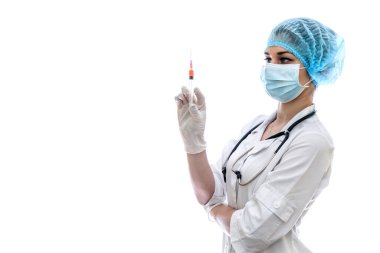 Beyaz şırıngalı güzel hemşire.