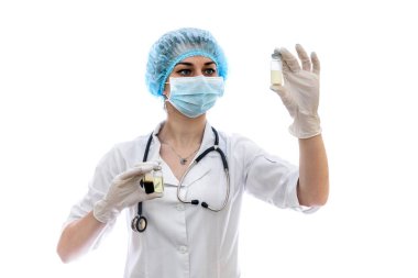 Doktorun elinde beyaza izole edilmiş ilaç ampulleri var.