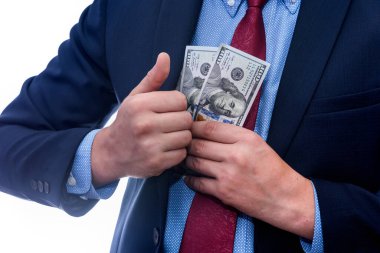 İş adamı ceketin cebine dolar banknotları koyuyor