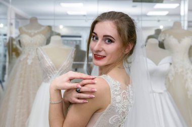 Genç gelinin portresi dükkanda gelinlik içinde.