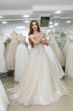 Genç gelin kuaförde gelinliği deniyor.