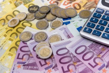Bozuk para ve hesap makinesi için Avro banknotları