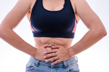 Kadın eli karnında, acı kavramı beyazda izole edilmiş.