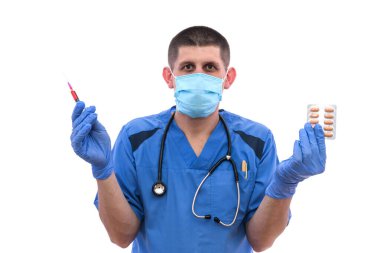 Genç erkek doktor beyaz arka planda izole edilmiş hastanın kanının bulunduğu şırıngayı inceliyor..