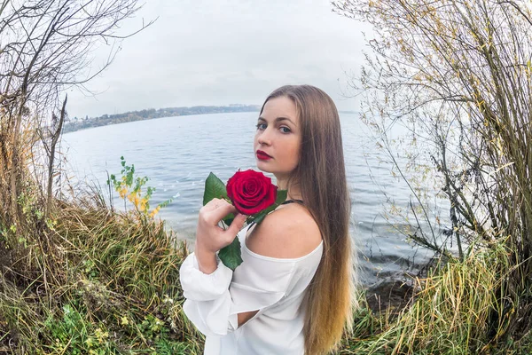 Женщина Розой Позирующая Воды Озера — стоковое фото