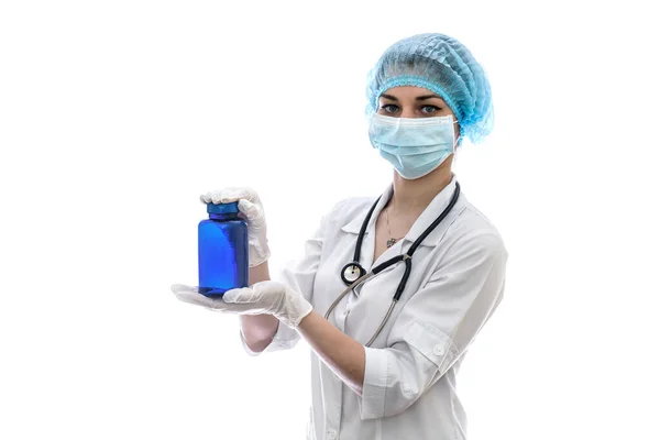 Arzt Posiert Mit Blauer Flasche Auf Weißem Grund — Stockfoto