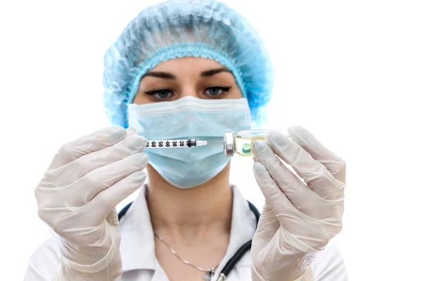 Schöne Krankenschwester Mit Spritze Isoliert Auf Weiß — Stockfoto