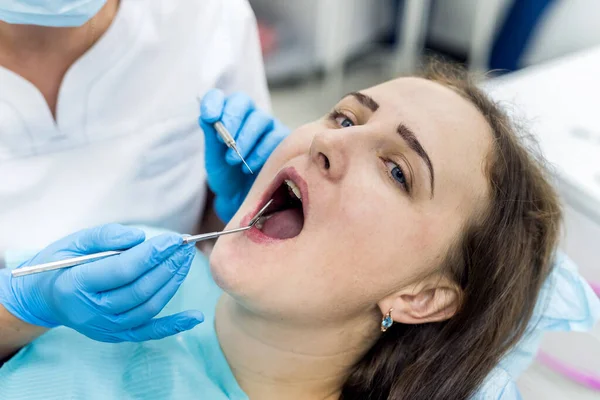 Zahnärztin Bei Der Zahnhygiene — Stockfoto