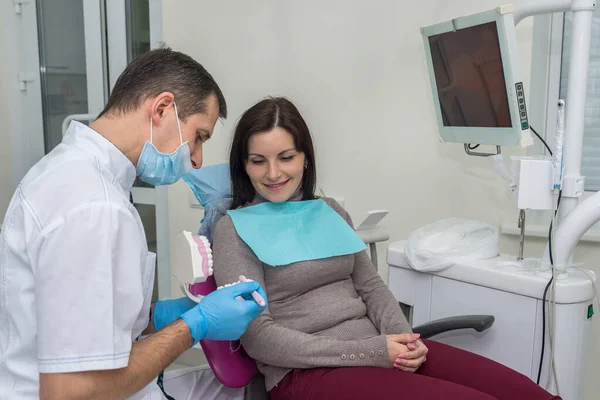 Kobieta Stomatologii Wskazując Próbnik Zębów — Zdjęcie stockowe